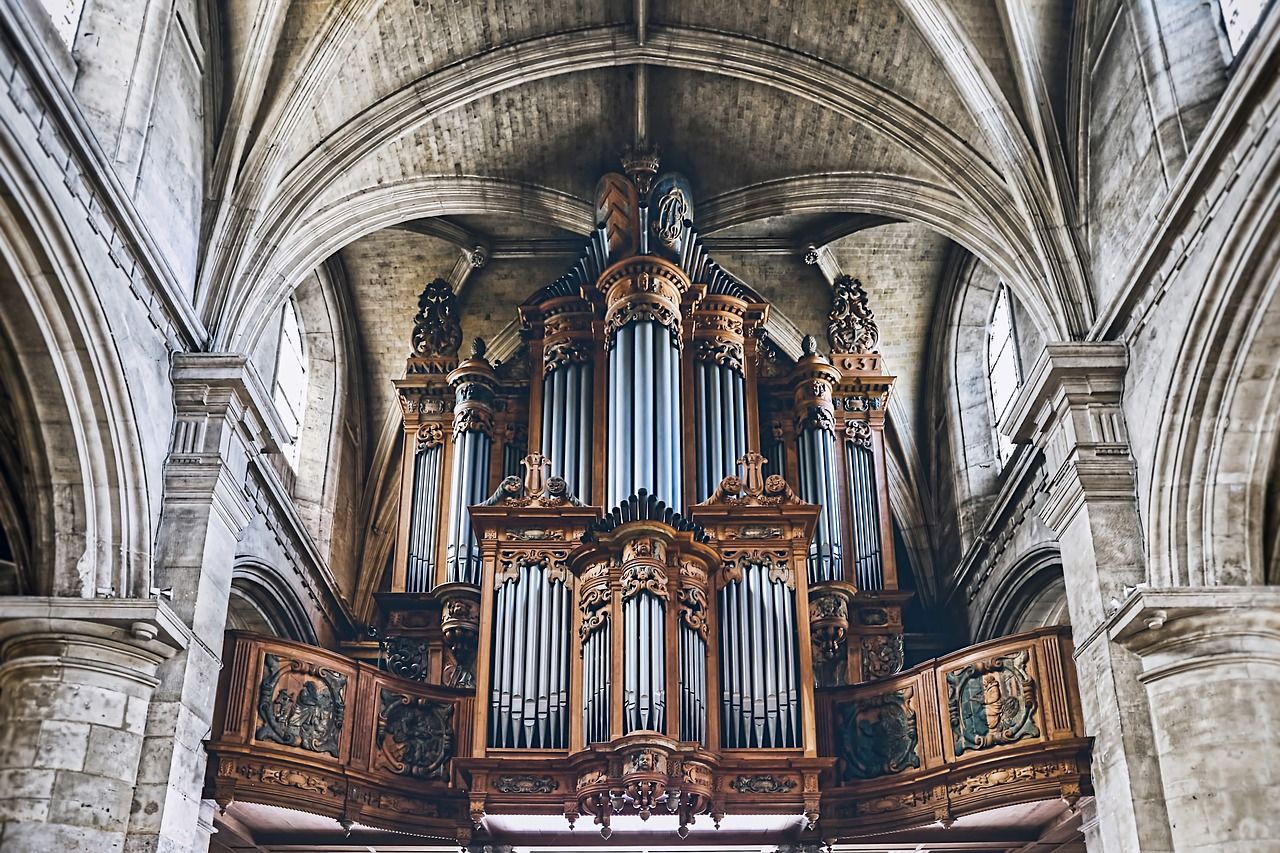 Organo a canne in chiesa